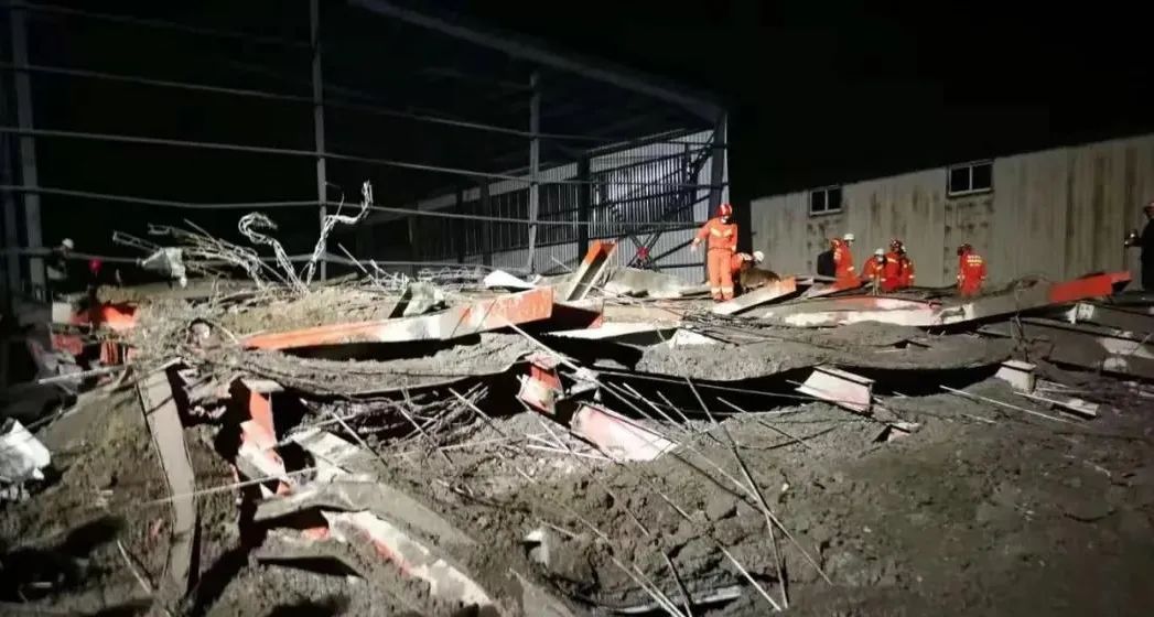 福建泉州晋江市一在建钢构整体坍塌，当时正在浇注混凝土，怎么又是福建泉州？