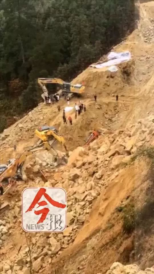 广西一施工路段塌方，2辆挖掘机被埋、致2人死亡！