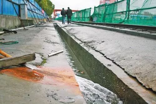 浇筑混凝土时突然下雨，怎么办？停还是不停？