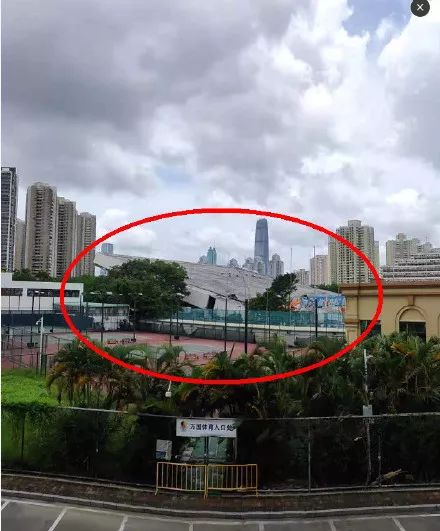 突发！拆除中的深圳市体育中心坍塌，多人被埋！屋顶斜插入地！
