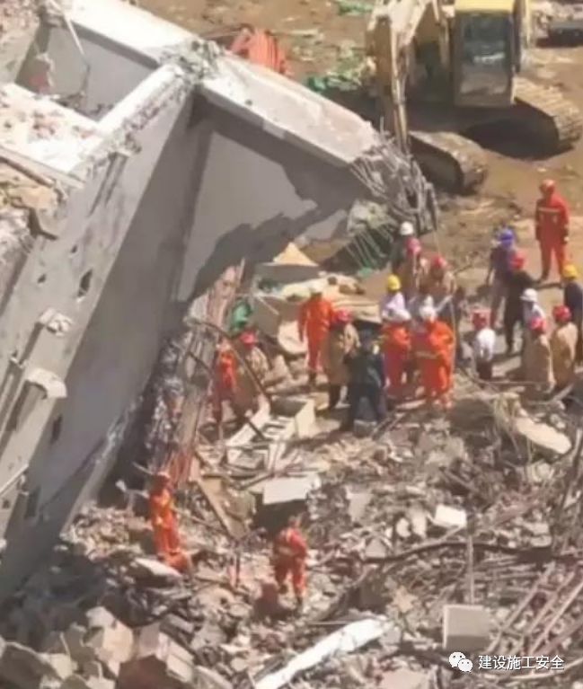 突发！青岛市一项目楼体拆除过程中突然崩塌，挖掘机被埋