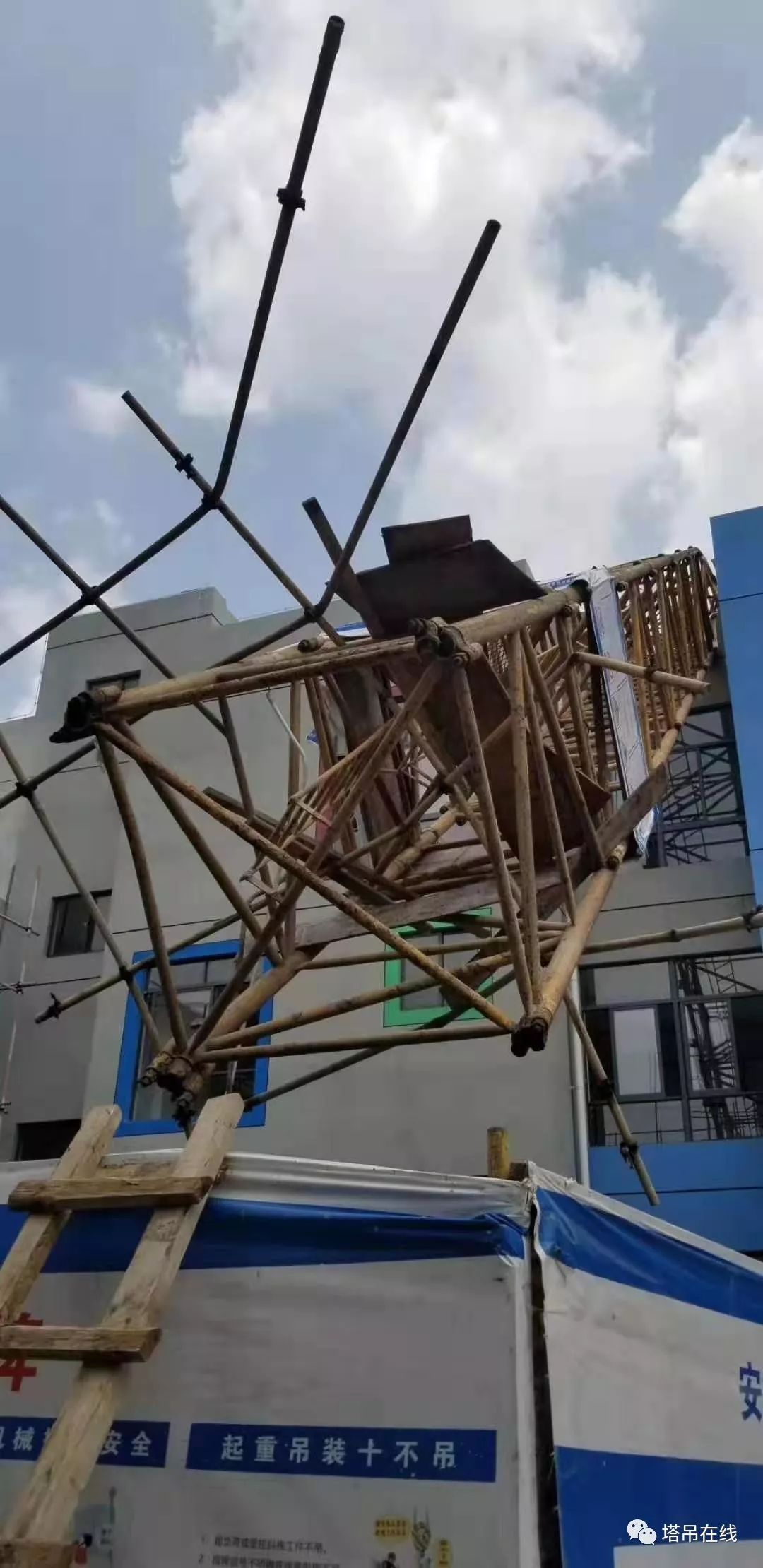 8.25贵州六盘水工地发生塔吊倒塌事故，附塔吊安全培训PPT