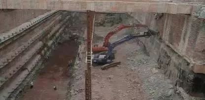 基坑坍塌的瞬间，南宁绿地中央广场项目约21米深的基坑突然崩塌！