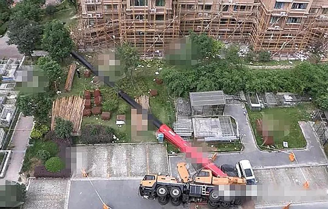 突发！上海闵行一施工项目发生汽车吊侧翻事故，3辆轿车被砸坏