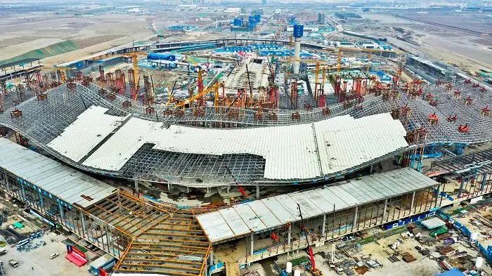 乌鲁木齐机场航站楼钢结构工程全面封顶，钢铁“凤凰”即将振翅天山