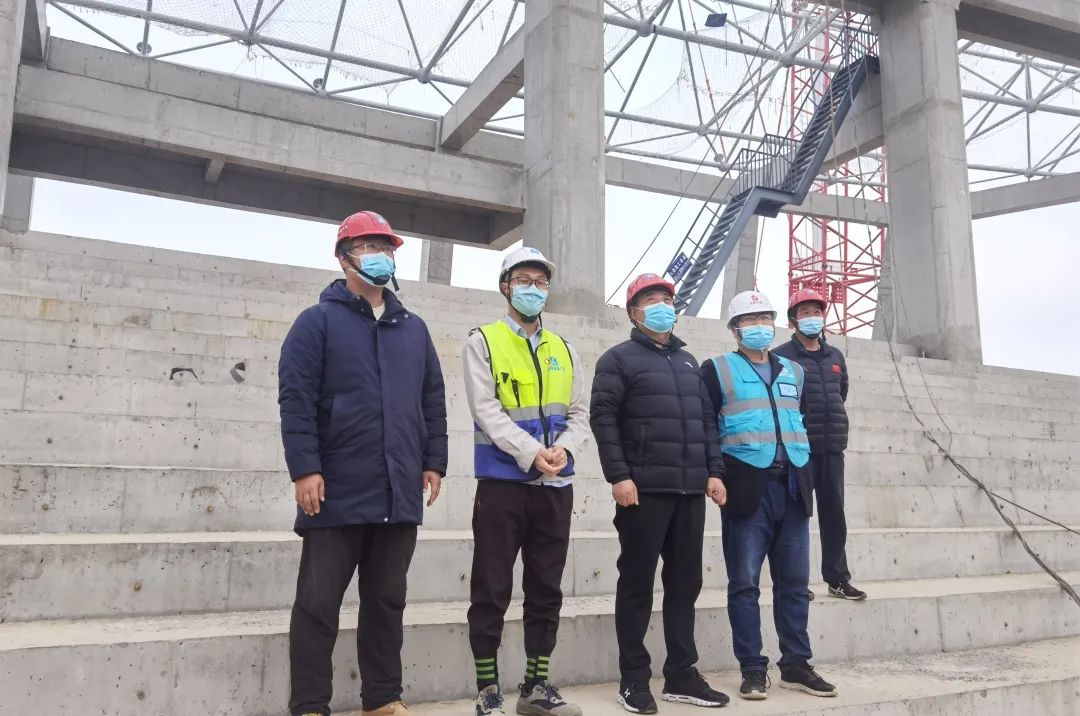 甘肃临洮滑冰馆项目钢结构工程屋盖整体提升完成，提升高度14.7米，提升重量991吨