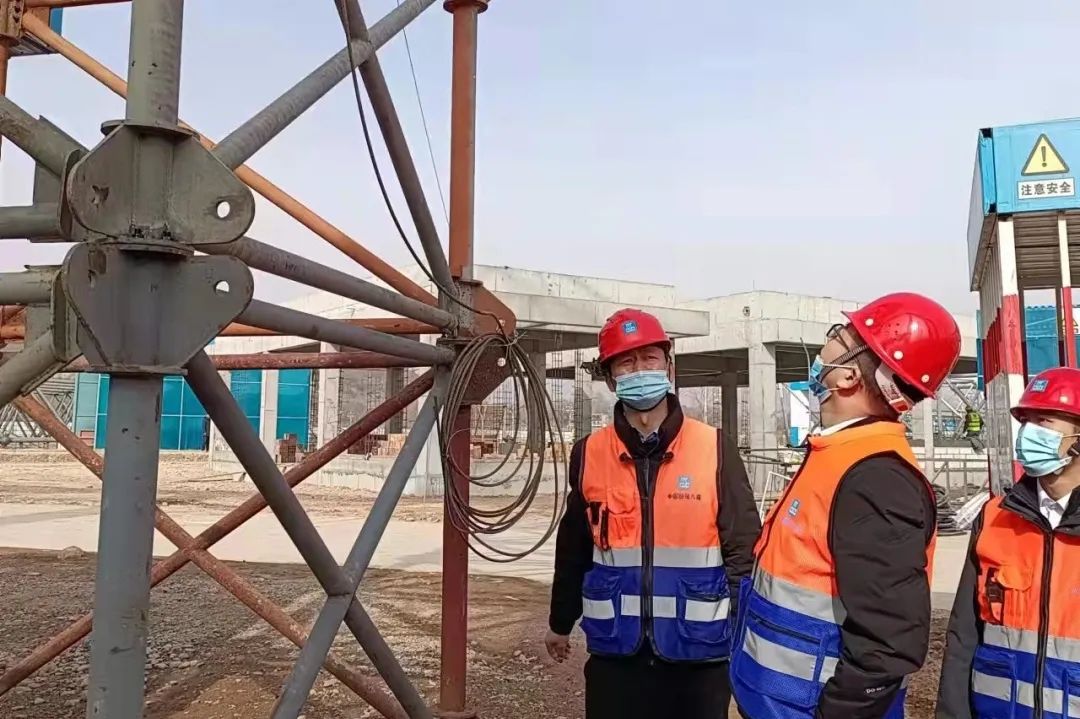 甘肃临洮滑冰馆项目钢结构工程屋盖整体提升完成，提升高度14.7米，提升重量991吨