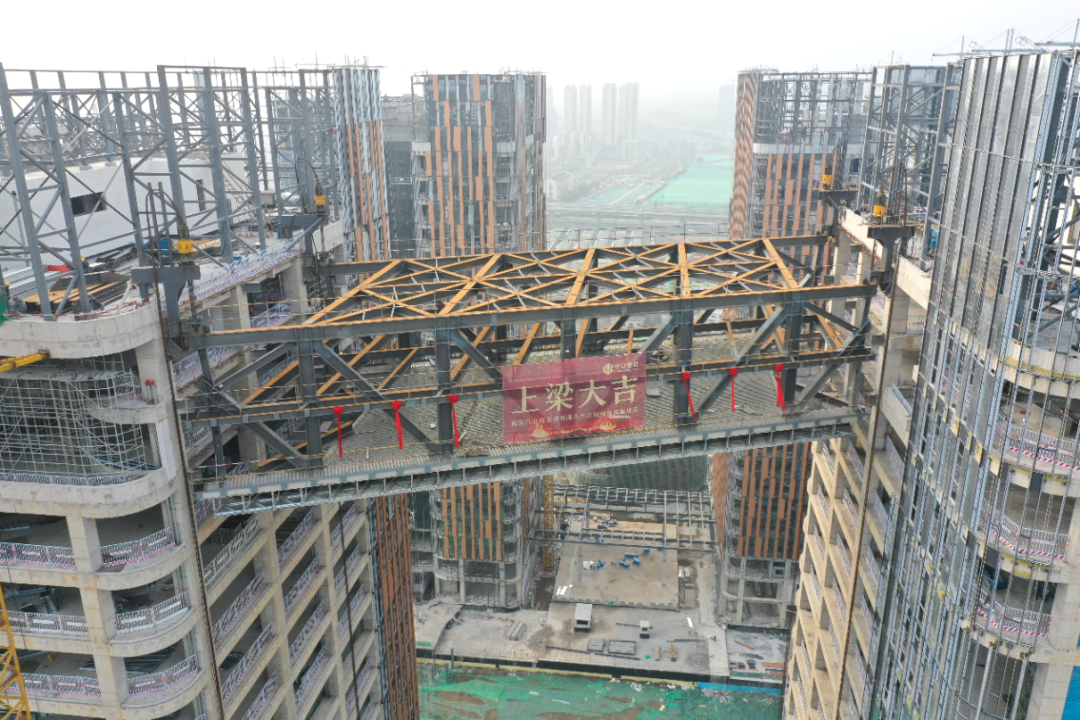650吨提升81m，南京江北新区研创园芯片之城科创基地项目钢结构连廊顺利提升