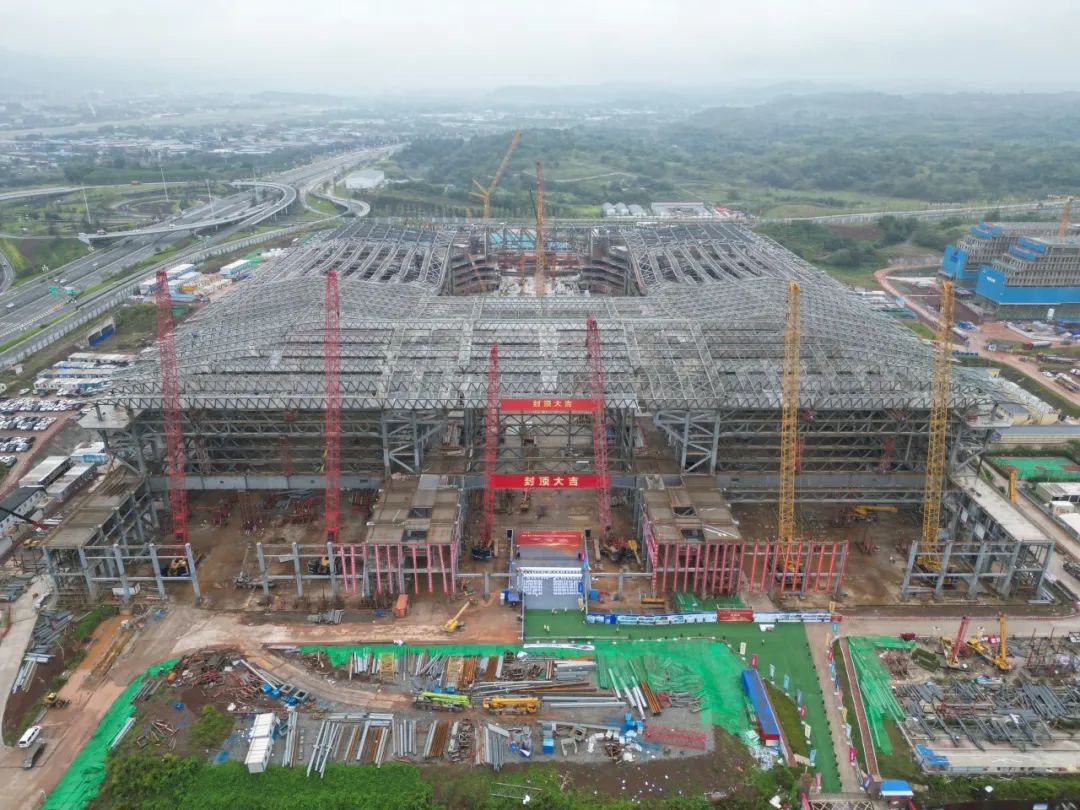 6万吨用钢量，320米长、279米宽，西部（重庆）科学城科学会堂项目钢结构主体封顶