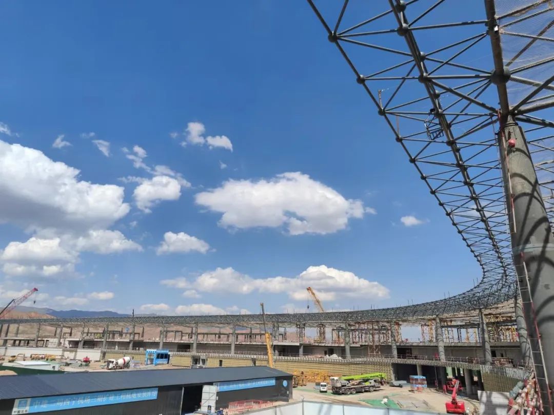 9.5万平方米8400吨钢网架，西宁机场三期新建T3航站楼钢结构封顶大吉！