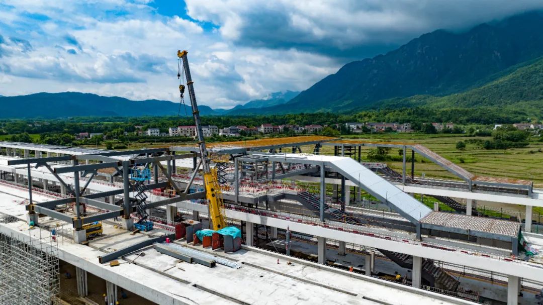 480吨空间桁架结构箱型钢梁天桥，池黄高铁九华山站钢结构天桥吊装完成