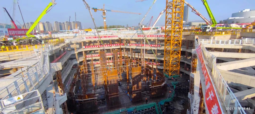 499.8米江苏未来第一高楼钢结构巨柱冲出地面