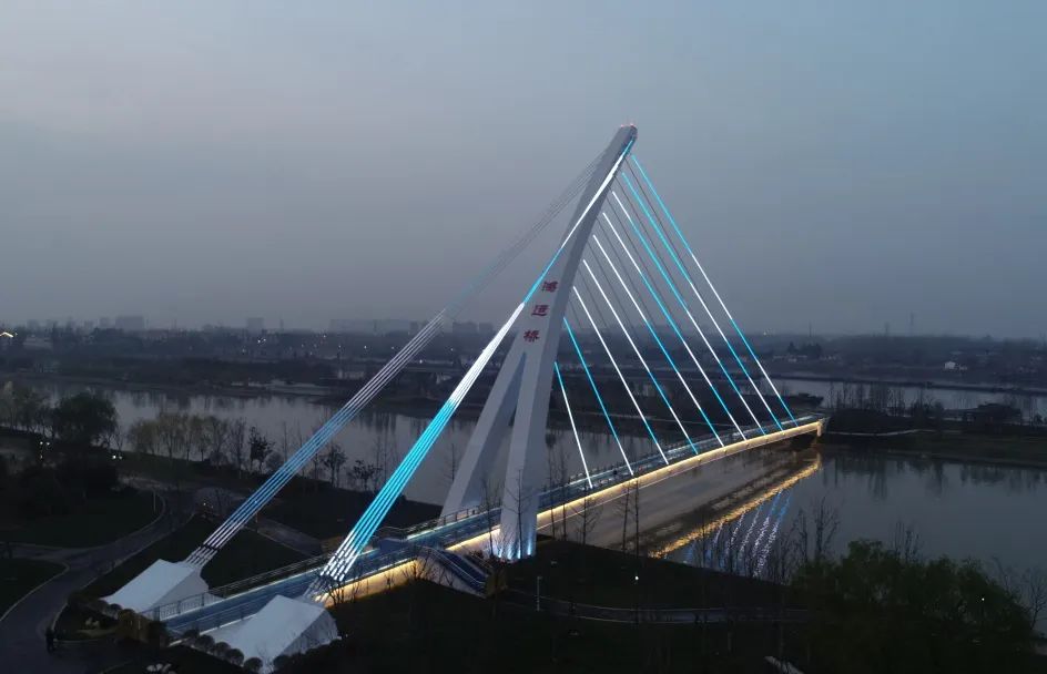 全长170.5米，桥宽5米，宿迁首座跨大运河玻璃拉索桥正式开通，