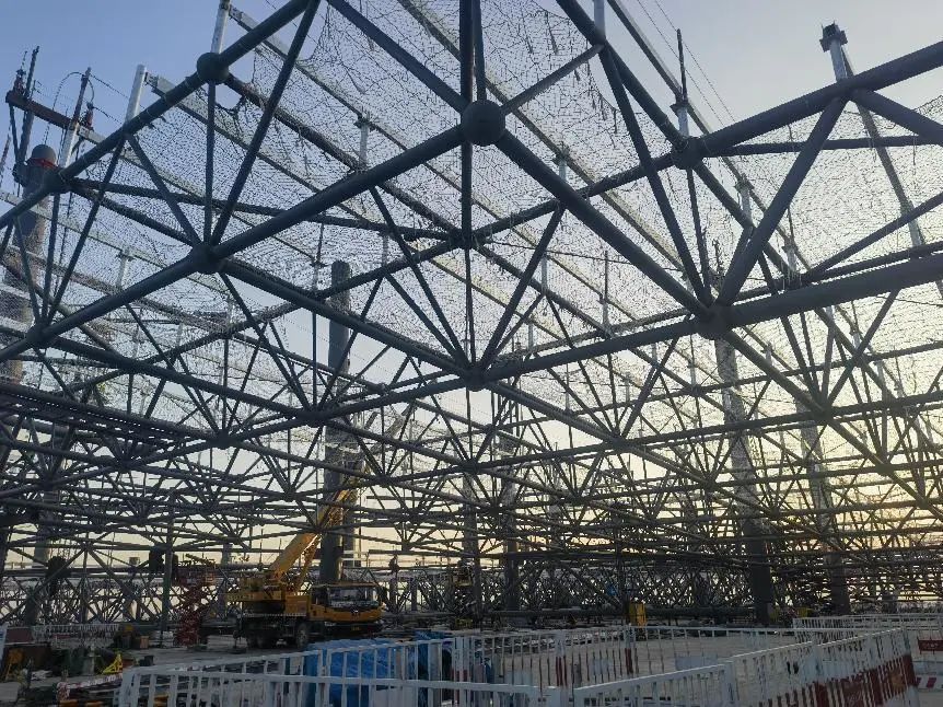 2550吨覆盖面积2.9万平方米钢结构网架提升，厦门翔安机场航站楼钢结构屋面网架首次提升顺利完成