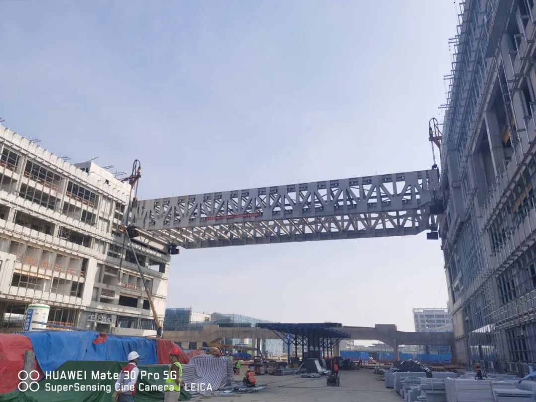 64.8米跨度1050吨的钢结构连廊顺利提升，合肥理工学院新校区钢结构连廊顺利提升