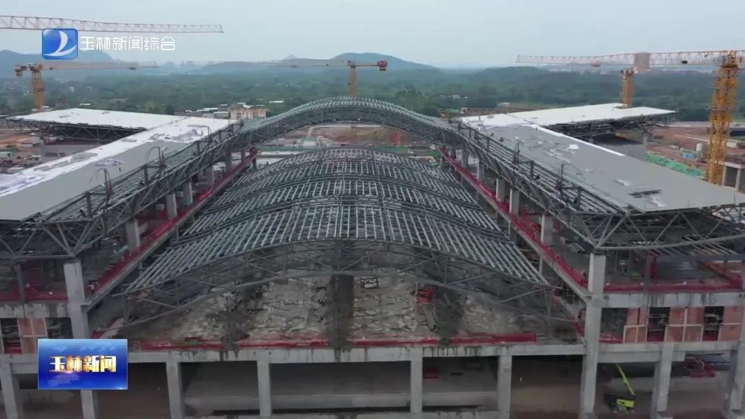 725吨钢屋盖整体提升，玉林北站屋盖钢结构全面封顶