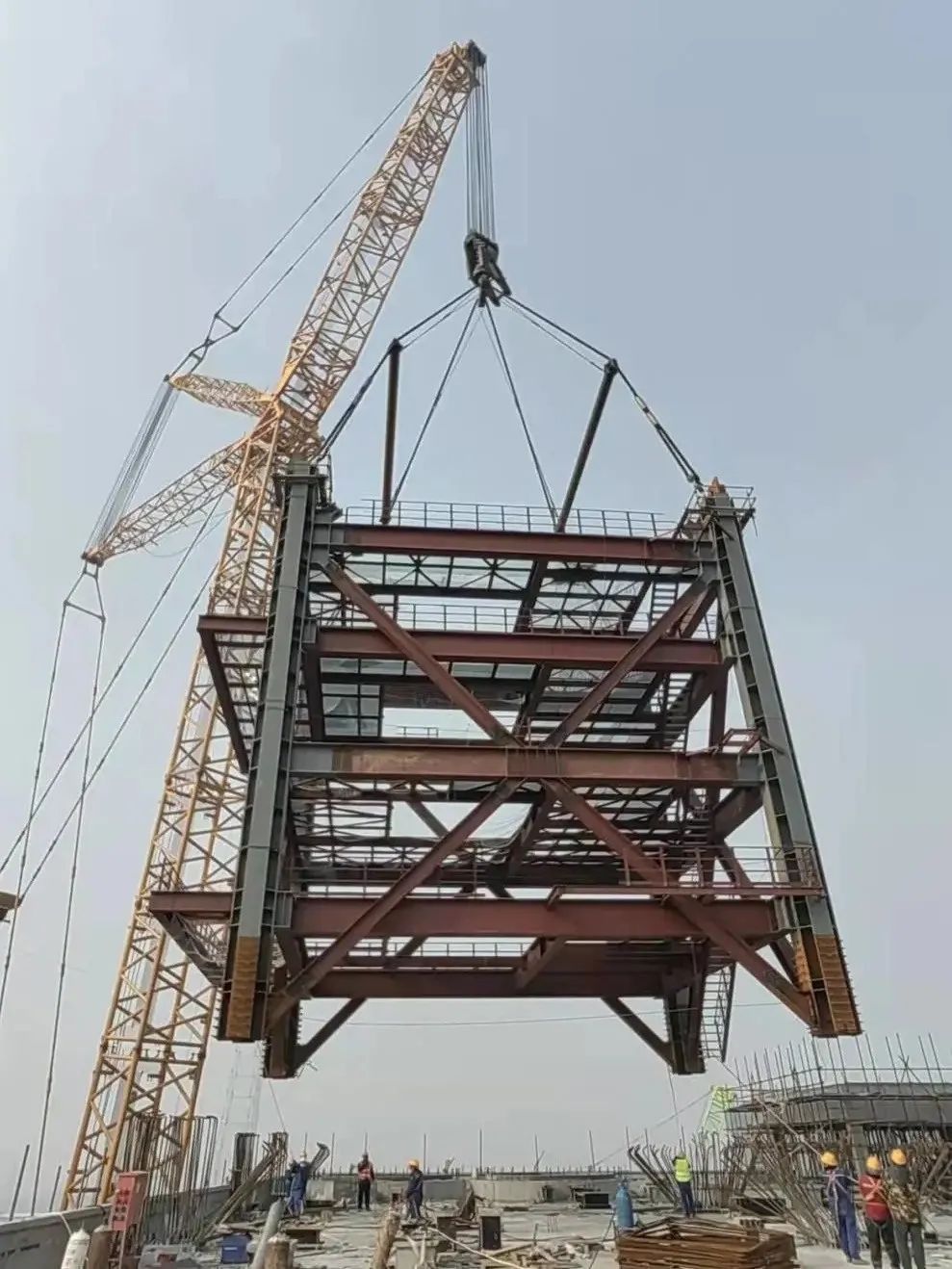 293吨单钢框架模组，98米高钢结构框架模组安装