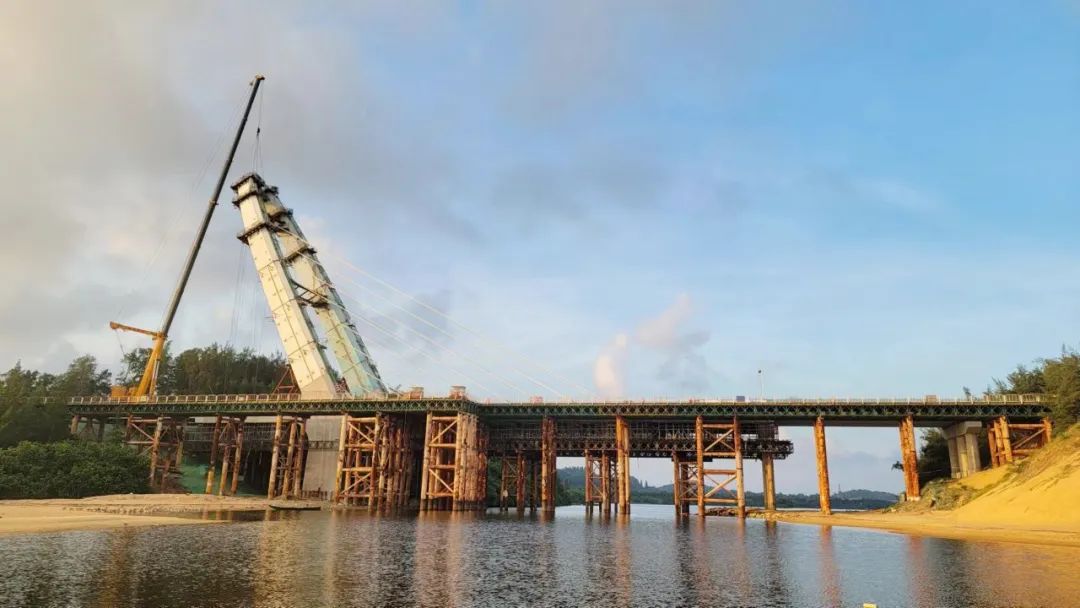 206.48米无背索斜拉桥，海南环岛旅游公路龙滚河大桥主塔钢结构合龙！