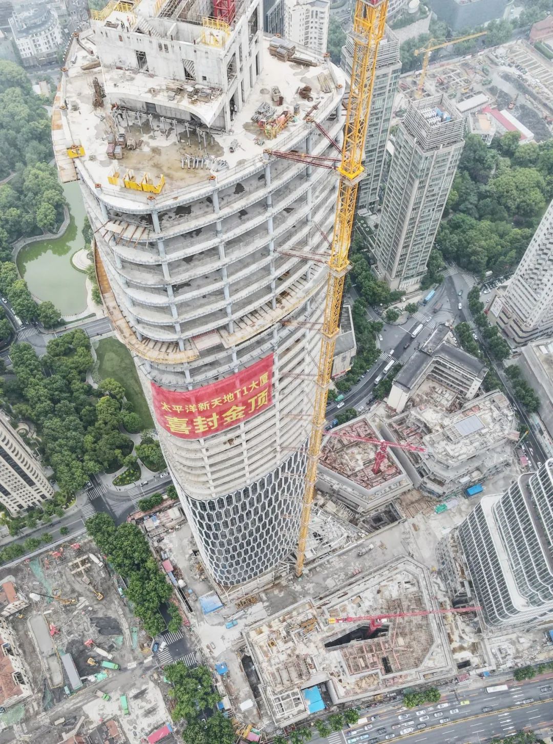 250米高的上海太平洋新天地商业中心项目T1塔楼实现封顶