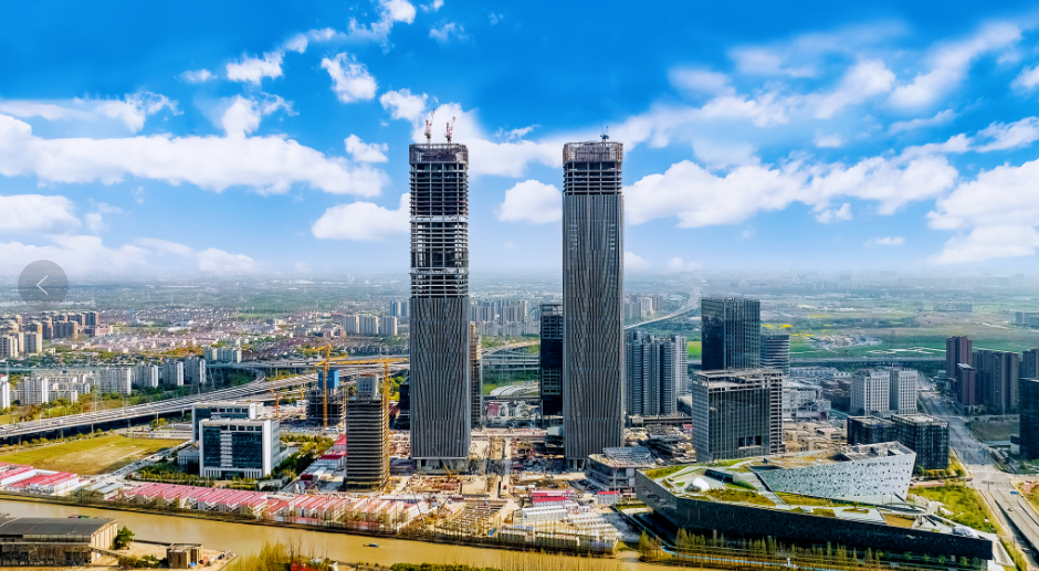 320米上海张江“科学之门”东塔主体钢结构封顶，主体形象完工