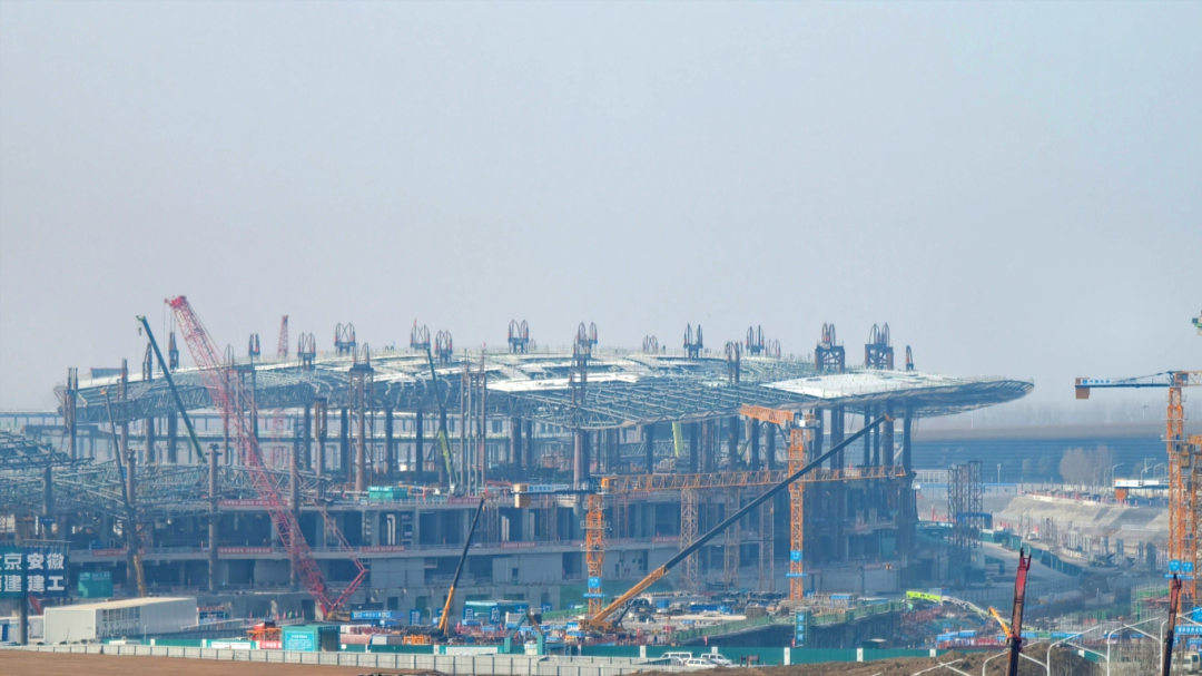 8660吨4.3万平方米钢结构屋盖一体化提升，全国之最，合肥新桥国际机场T2航站楼工程主楼钢结构屋盖整体提升成功