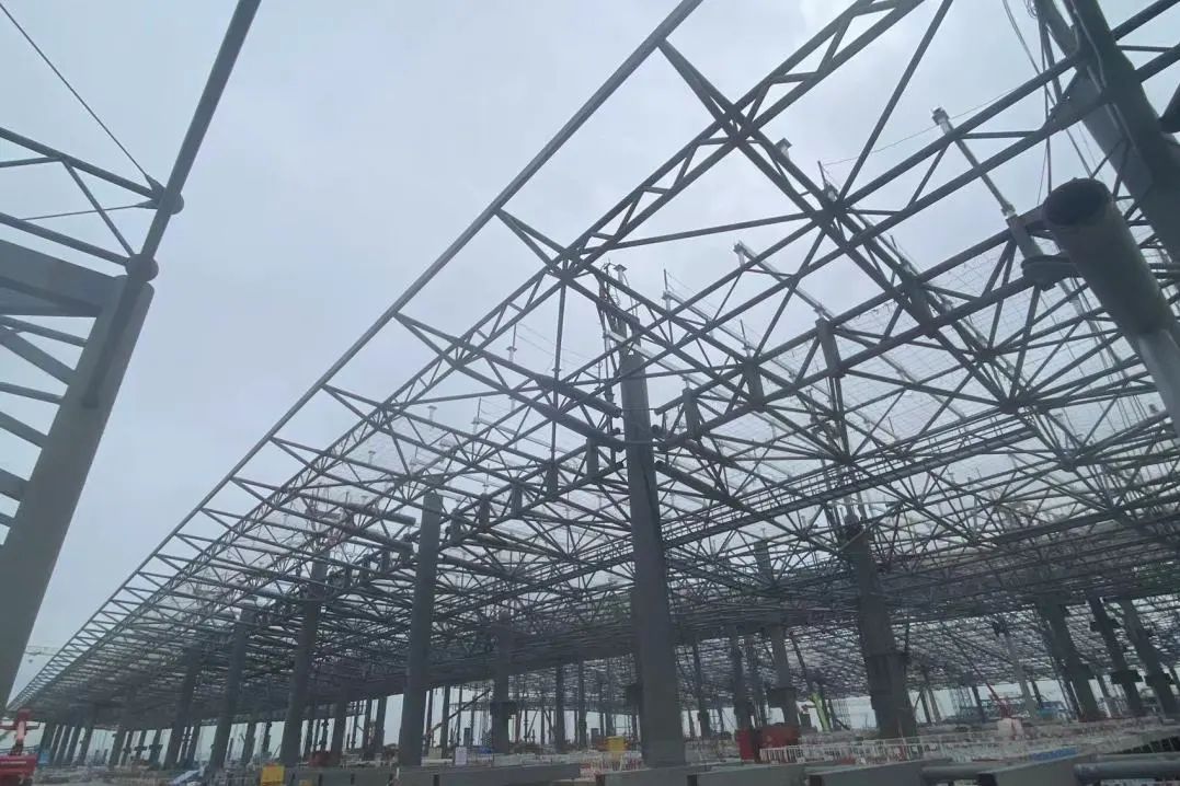 3.04万平方米网架总重量2626吨提升11米，厦门翔安机场项目航站楼钢结构屋盖顺利合拢