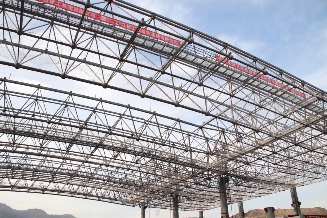 1.16万平方米焊接球网架提升，全国最大的县级市高铁站，沪昆铁路义乌高架站房C区钢屋盖顺利首提