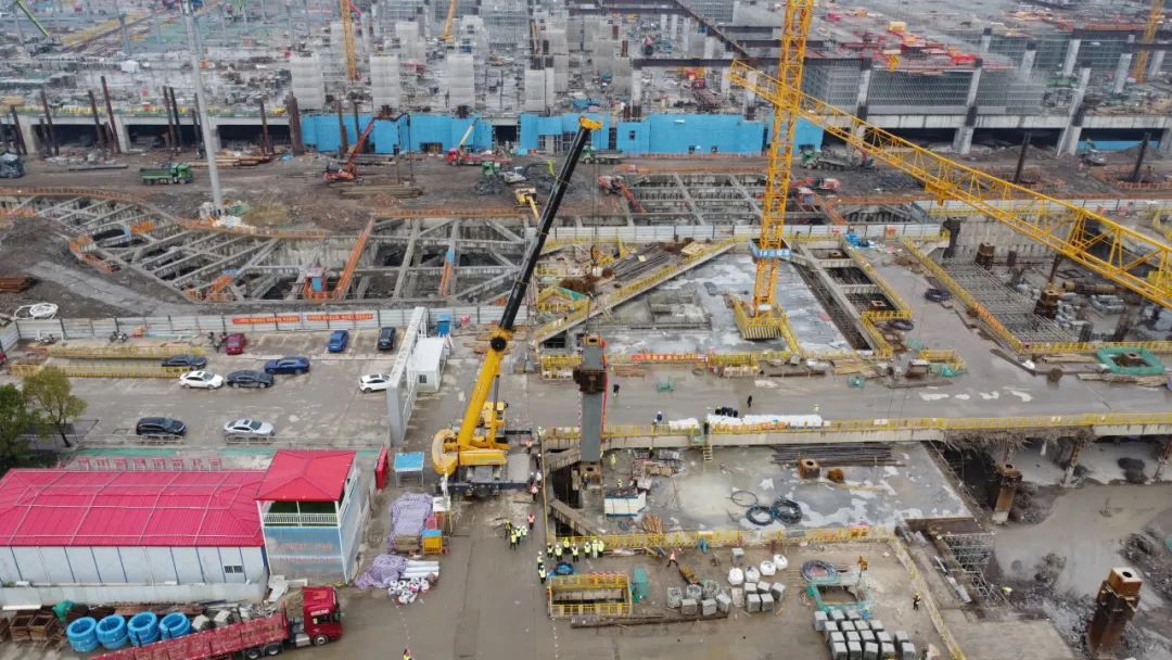 30天内要安装约1.7万根钢杆件，上海松江站项目钢结构工程首吊
