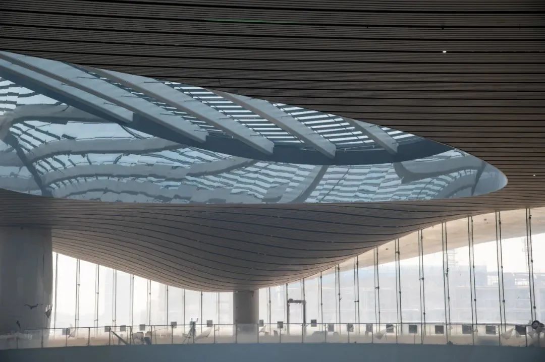 54米柱跨、悬挑21米，扎哈事务所的“星云”毕现--世界科幻大会主场馆竣工