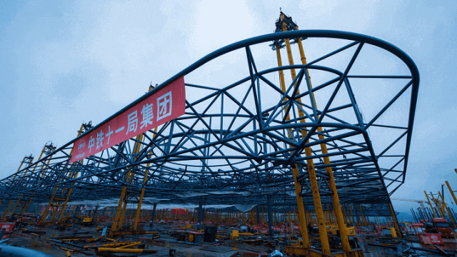 单次提升4400吨，用钢量达4.5万吨，重庆东站首块屋盖钢网架提升成功！