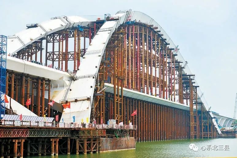 2.2万吨主拱跨度达300米，京雄大桥126个钢“积木”全部完成焊接