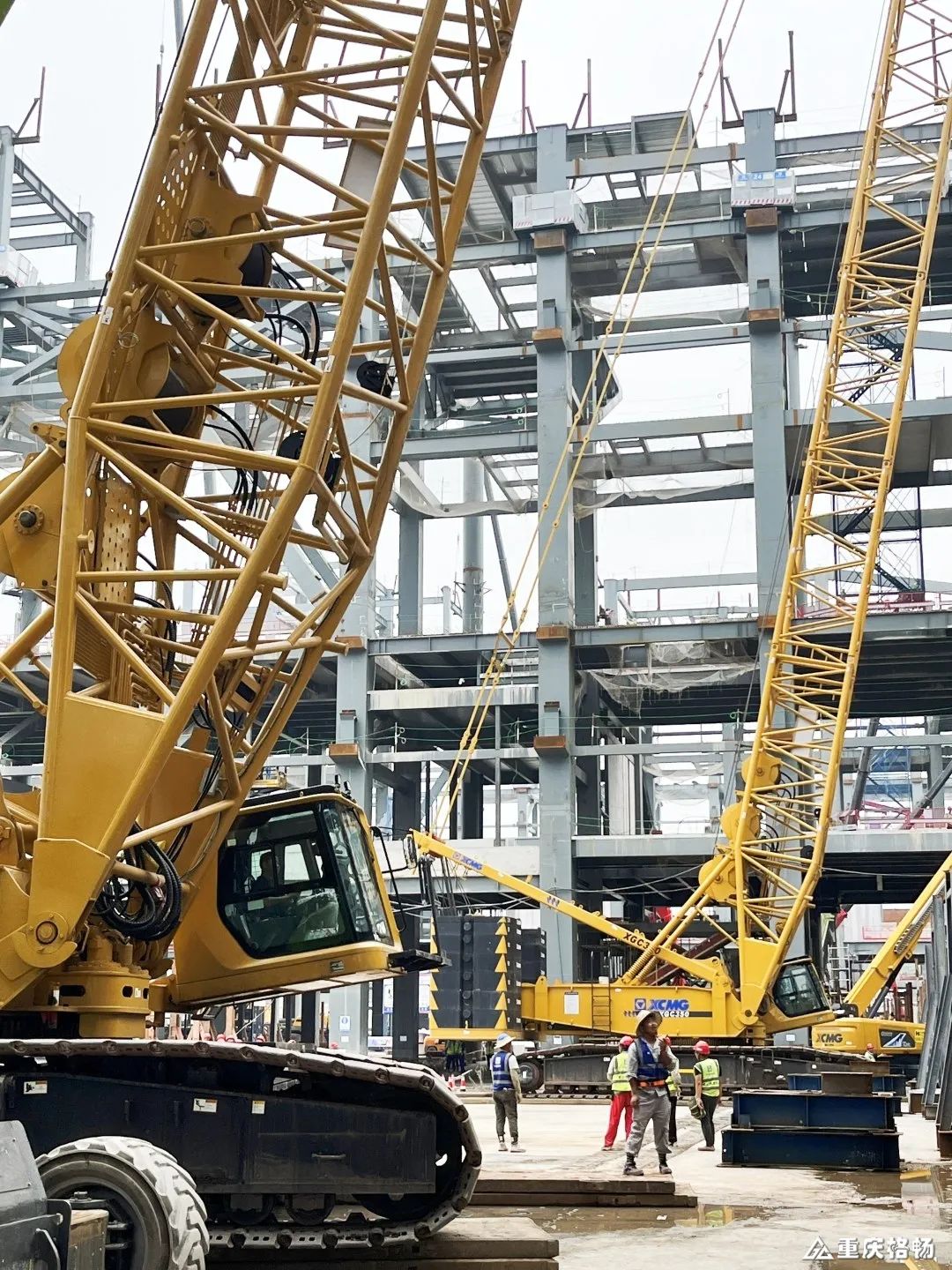 ​双机抬吊72米跨钢桁架，重庆科学会堂项目首榀大跨度桁架顺利吊装