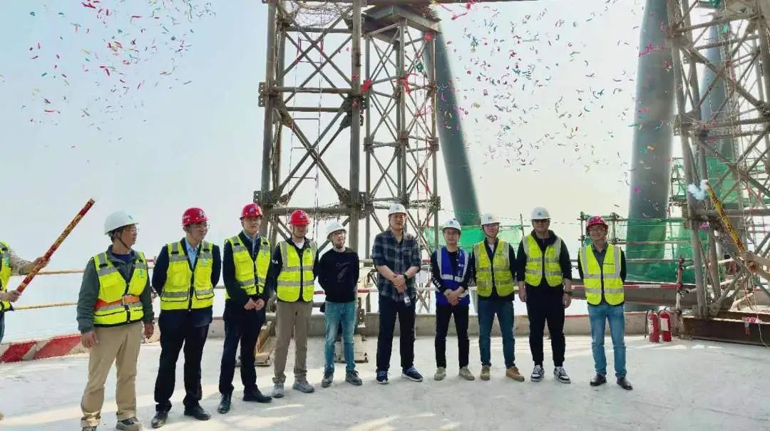 200米高的钢结构酒店项目，重庆江北嘴酒店B01项目钢结构封顶