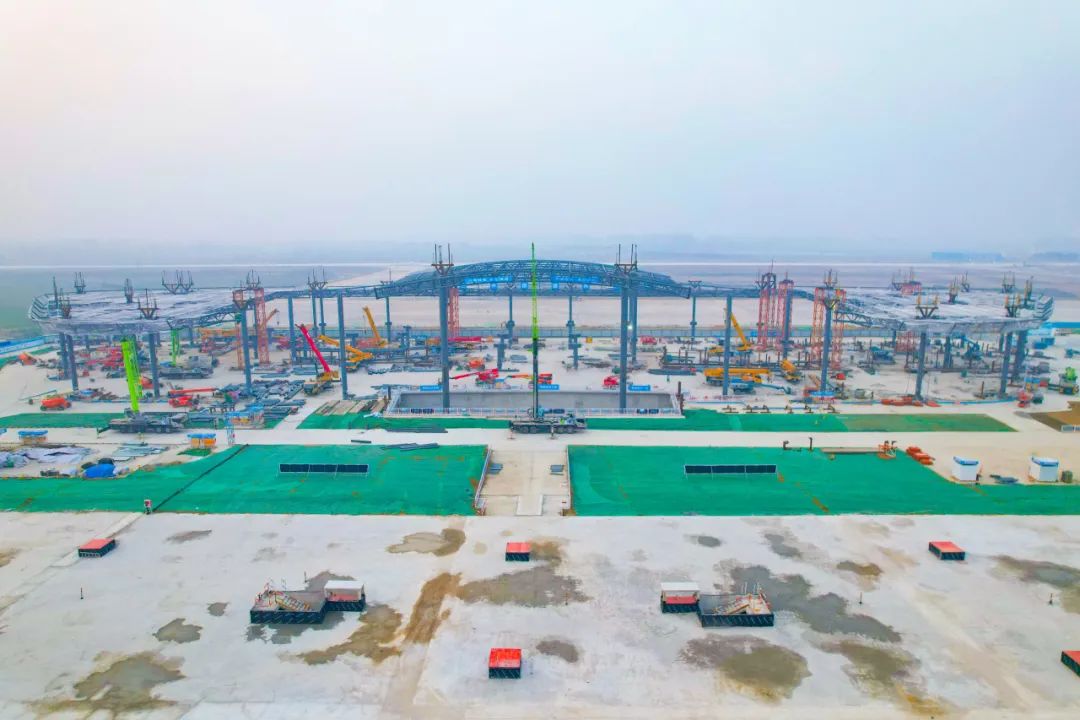 43个提升点同步提升，蚌埠民用机场航站楼钢结构屋盖顺利完成全面提升