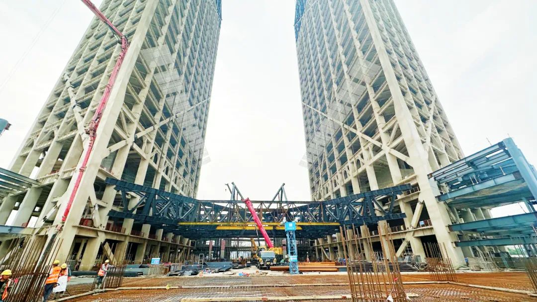 2200吨钢结构提升155米，上海临港西岛金融中心项目钢结构锥体进行首次提升