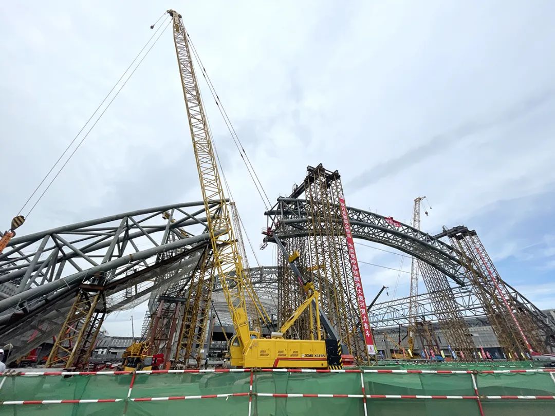 90米长巨型桁架提升，新国展二期项目钢结构施工进入收尾阶段