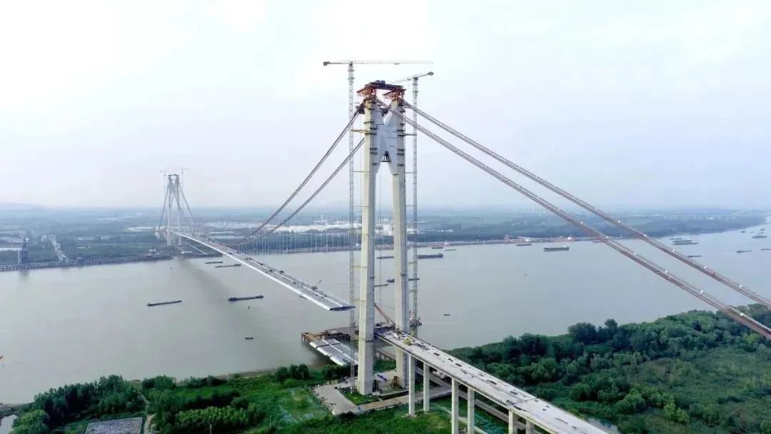 主跨1760米、主塔高263.8米，国内第一大跨度单层钢箱梁悬索桥成功合龙