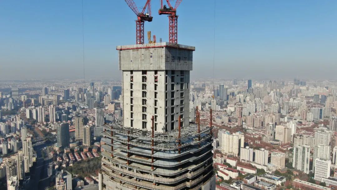 上海浦西第一高楼封顶，徐家汇中心370米塔楼今天结构封顶