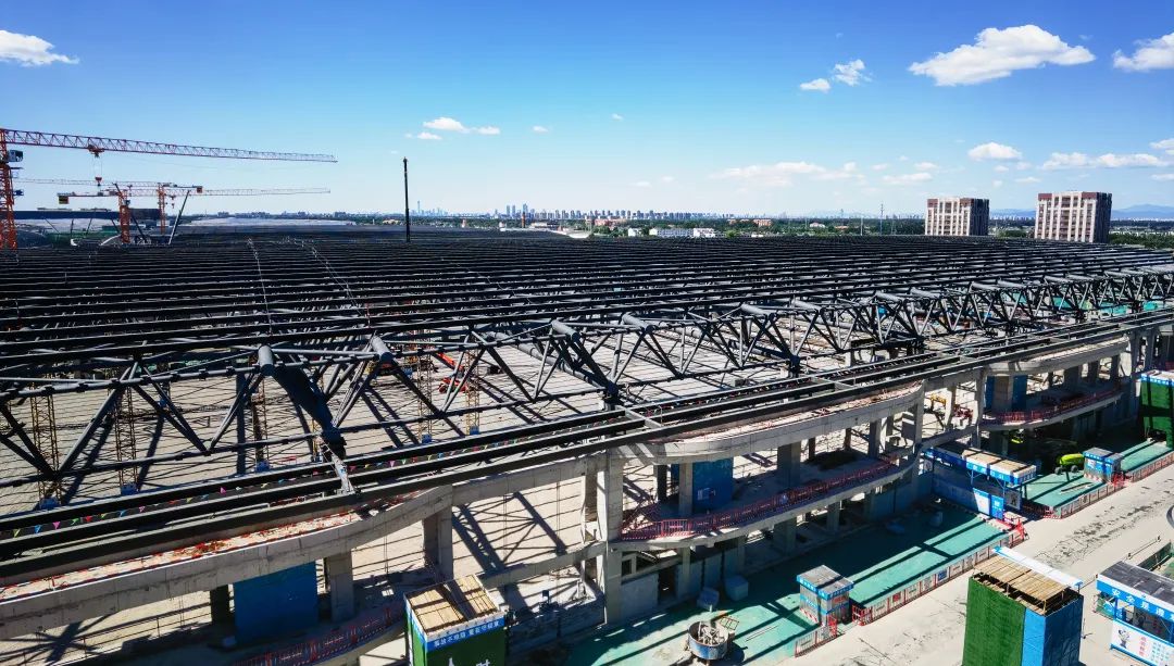 2.1万吨用钢量的北京新国展二期项目（西区）主体钢结构全部完工