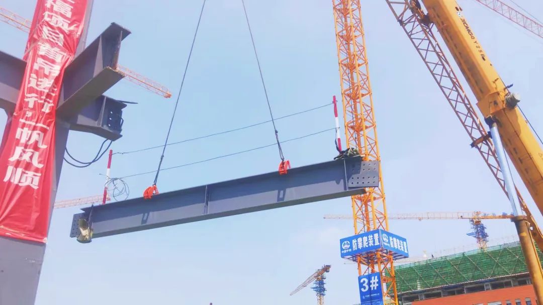 济南市盛福高中建设项目钢结构“首吊”顺利完成