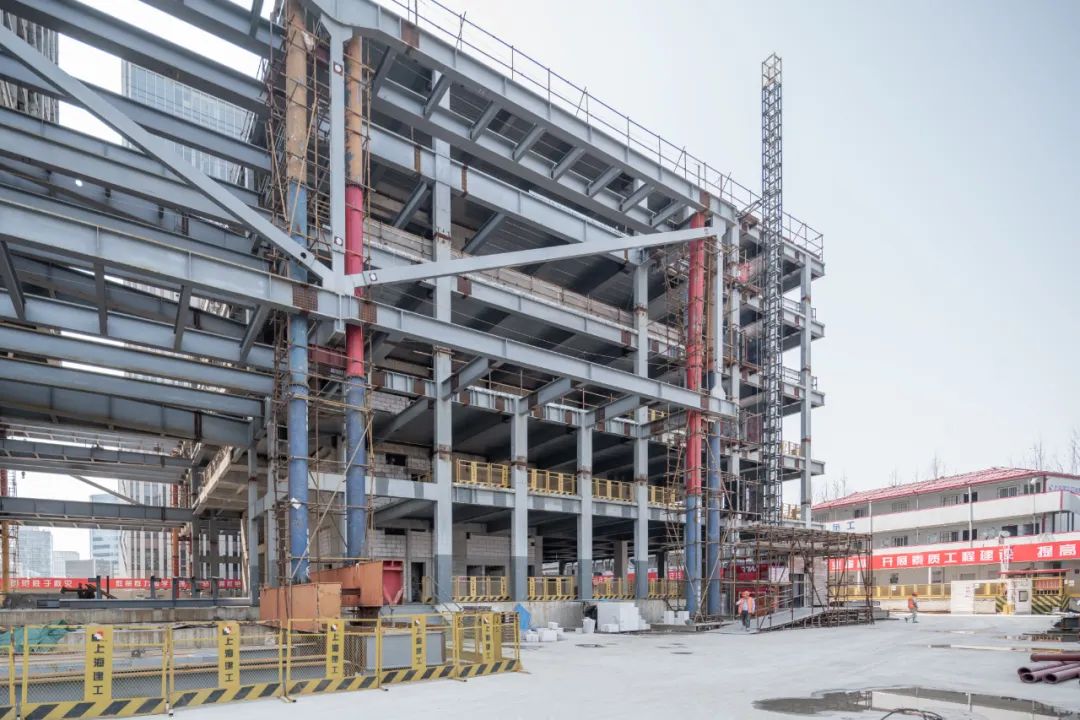 直径2.8m圆形钢管混凝土柱，中国银联业务运营中心即将竣工