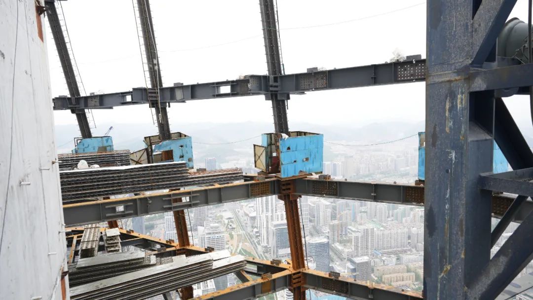 428米，山东第一高绿地山东国际金融中心外框钢结构封顶