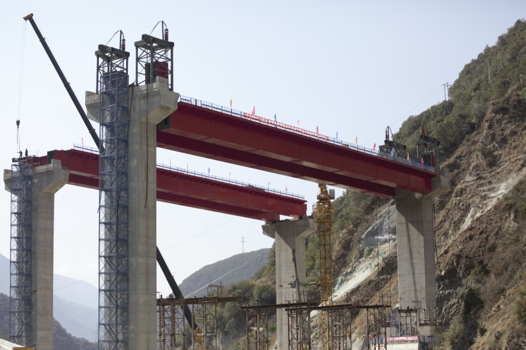 70米长400吨钢箱梁顺利提升，泸石高速公路C1项目甘草沟大桥钢箱梁顺利提升