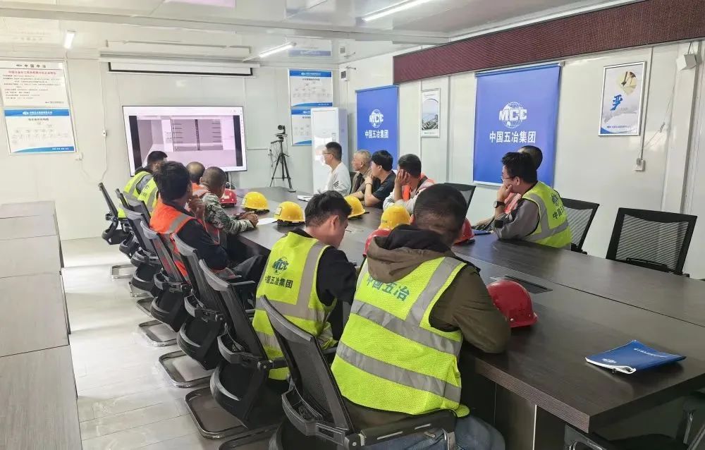 1200吨钢结构连廊提升，郑州市数研产业一号园项目1200吨钢结构连廊整体提升顺利完成