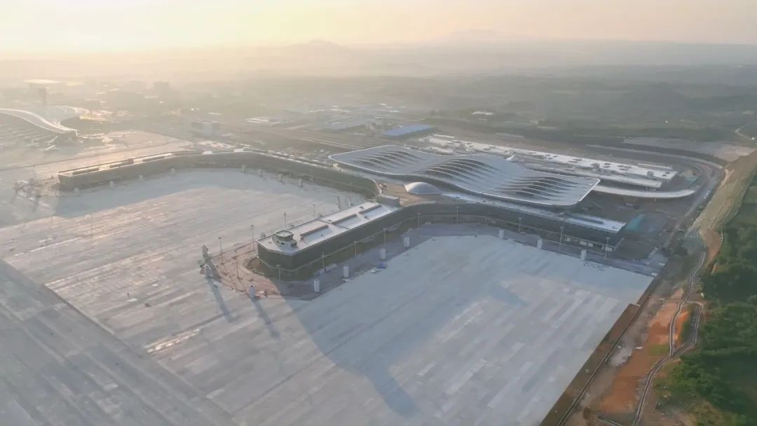 4.4万平方米超大金属屋面，烟台蓬莱国际机场T2航站楼工程通过竣工验收
