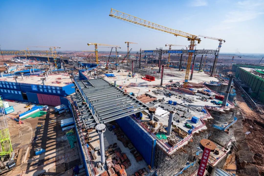 370吨钢网架提升23.9米，长沙机场T3航站楼项目首块屋面钢网架封顶