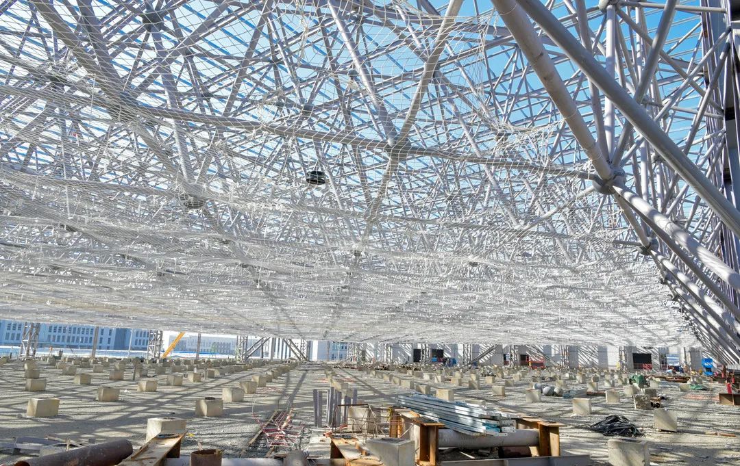 144米跨度钢网架提升，“新疆第一跨”乌鲁木齐机场改扩建工程飞机维修机库钢结构网架顺利整体提升