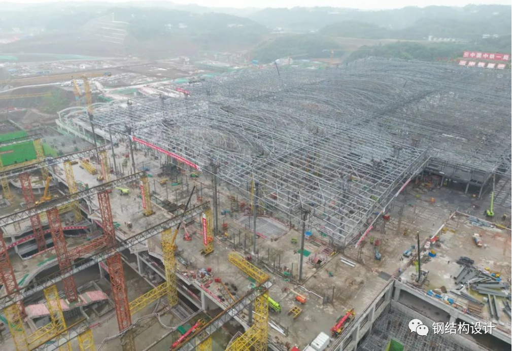2万平方米2000吨钢屋盖顺利脱胎，36台液压千斤顶同步发力，重庆东站二标段站房钢结构屋盖顺利提升就位