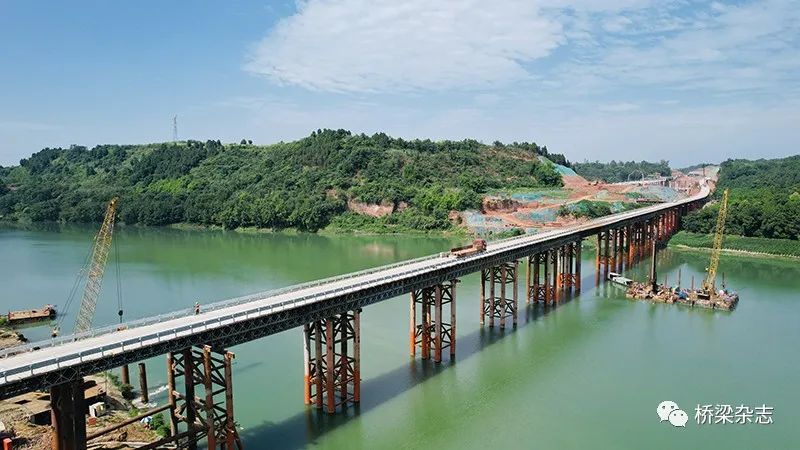 宽度64米世界最宽桥面钢箱梁首次顶推成功，金简仁快速路跨沱江特大桥西侧钢箱梁首次顶推成功