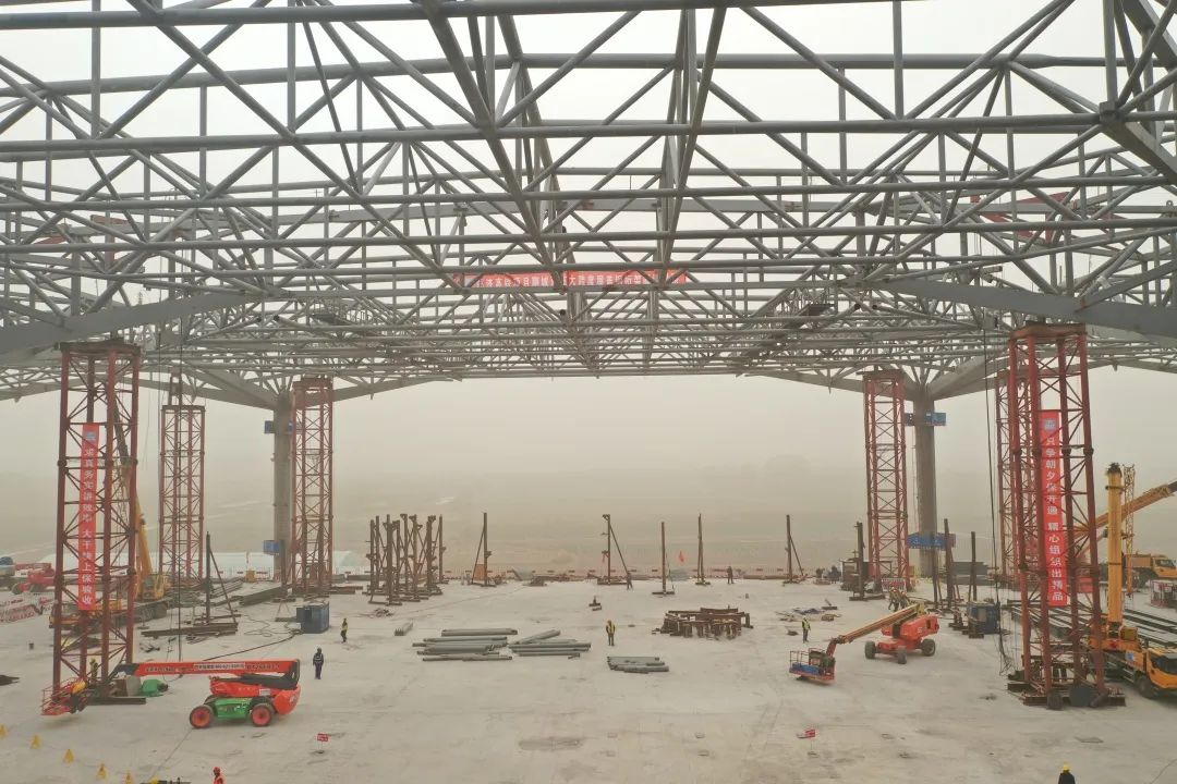 用钢量1.5万吨总建筑面积约5万㎡，郑济高铁项目聊城西站主体钢结构封顶